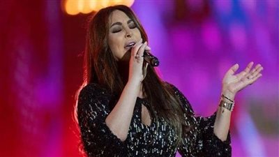 إليسا تتعرض لموقف محرج بعد تمزق سروالها في حفلها الأخير في السعودية