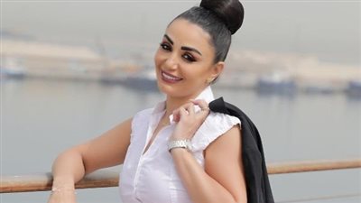 (بالصور) شقيقة الفنانة ديمة الجندي في تس.رق الأضواء من اختها في أول ظهور لها والجمهور يتفاعل