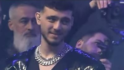 لحظة تأثر الشامي عند دخوله الى المسرح ومشاهدة جمهوره بأول حفل غنائي له 