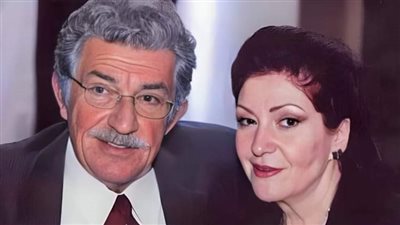 الممثل القدير سليم_صبري يلقي نظرة الوداع الآخيرة  على زوجته الراحلة ثناء_دبسي الى مثواها الآخير  ودعها بطريقته الخاصة 