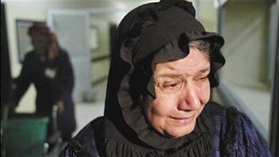 رجل أبكى والدته ليضحك زوجته