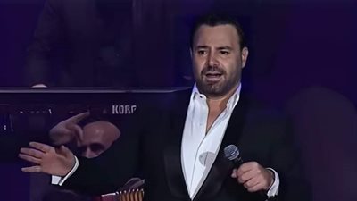 لحظة بكاء عاصي الحلاني اثناء اداء اغنية 