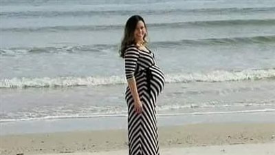 إلتقط صورة لزوجته الحامل في الشاطئ ولكن بعد مشاهدة الصورة تفاجؤوا بوجود شيء اسعدهم جميعآ..!!