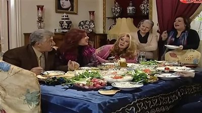 زوجتي حامل في الشهر 8 هل اخرج زكاة الفطر على الجنين ام اخرج زكاة الفطر عليا وعلى زوجتي