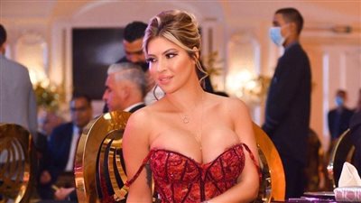 موقف محر ج  سقو .ط الفستان من الفنانه مريم دباغ في أحد حفلات وحالها يصعب على الكا  .فر