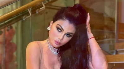بالفيديو هيفاء وهبي ترتدي جمبسوت أسود على متن سفينة وتمازح أفراد طاقمها 