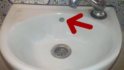 وجود هذه الفتحة في المغسلة