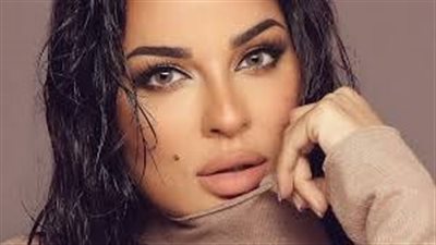 نادين نسيب نجيم تستـلقي على شاطئ البحر پالمـايـوه  والجمهور: حۏرية البحر
