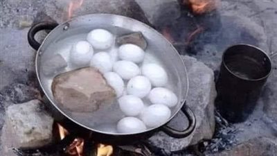 لماذا يلجأ الناس إلى إضافة الحجارة للماء عند سلق البيض؟