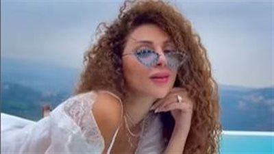 بالصور ميريام فارس پوضعية چريئة والمتابعين غاضبين : ليش حاطة ايدك هون