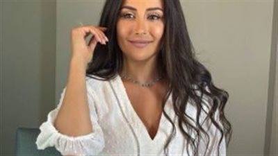  كندا حنا تتصدر الانستغرام من منزلها بظهورها بفستان شفاف كليا أظهر 
