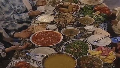 عازمين خطيبي هو و امه و ابوه و اخواته و عاملين حسابهم ف الاكل