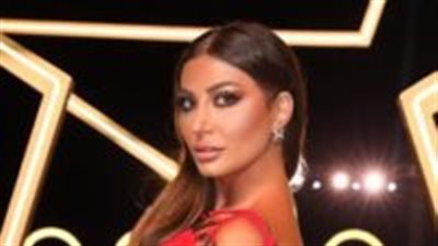  هبة نور تبدل ملابسها أمام الكاميرا والجمهور ېتفاعل معها  (فيديو)