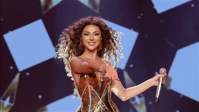 بالصور  فستان ميريام فارس الذهبي  مصنوع من الزجاج
