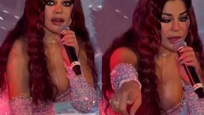 هيفاء وهبي تتعرض لموقف محرج على المسرح بسبب فستانها 