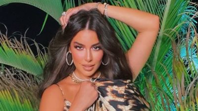 إطلالة  مٹير للفنانة ياسمين صبري